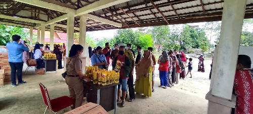 Asian Agri menggelar Bazar Ramadan dengan menyediakan puluhan ribu liter minyak goreng dengan harga terjangkau di unit usaha di Riau dan Jambi.

